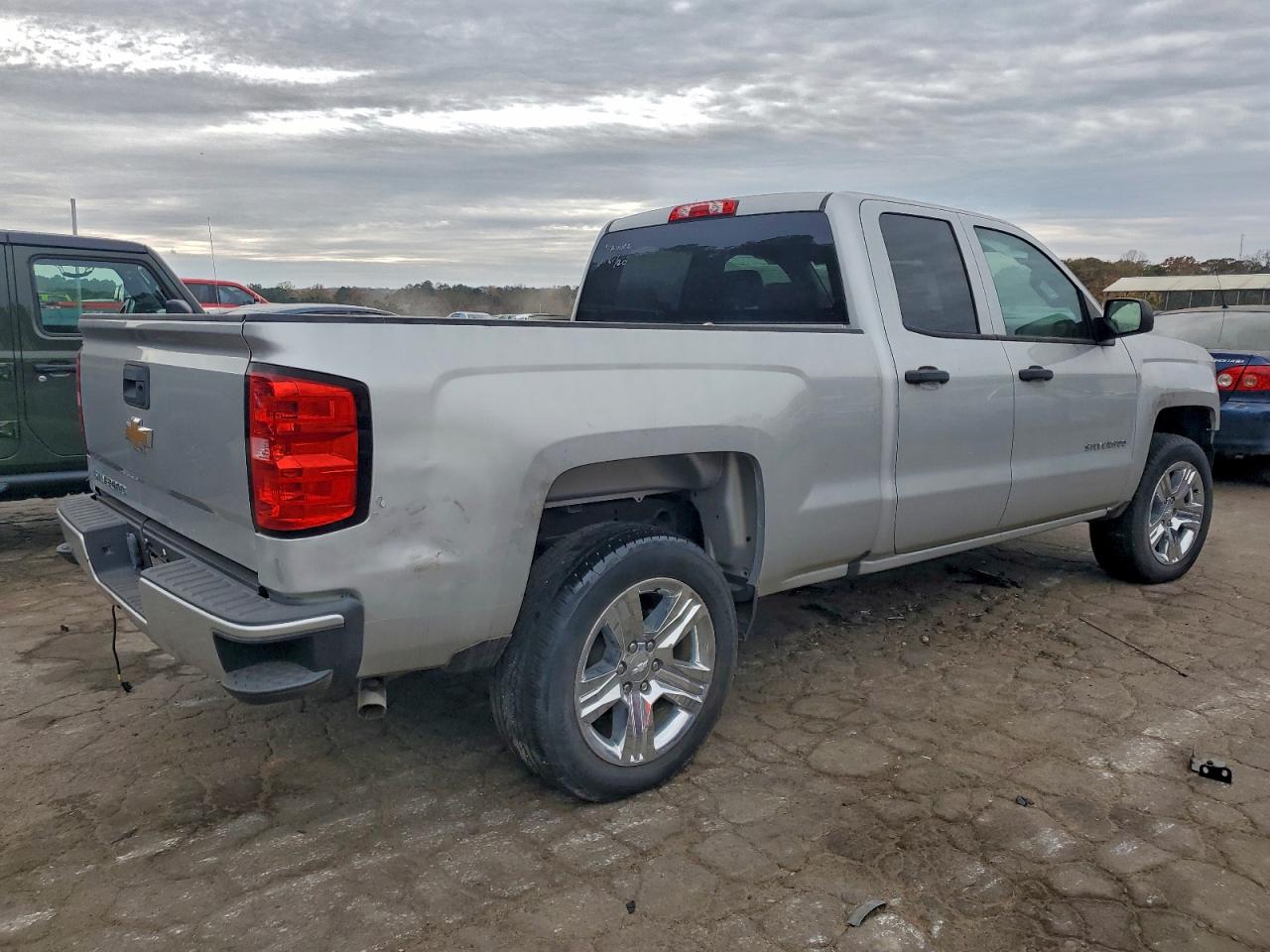 Chevrolet Silverado C1500 Custom Image 11