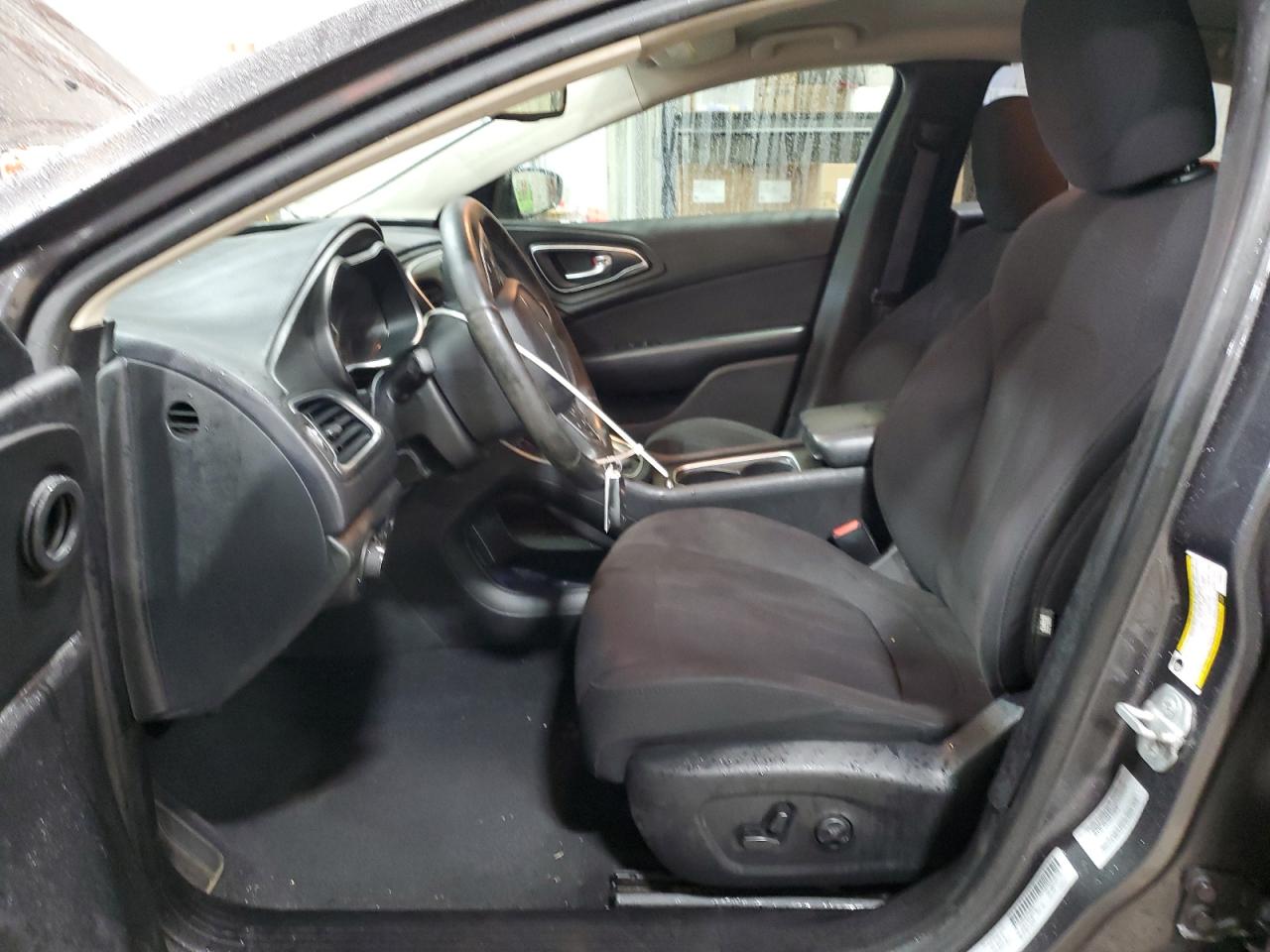 Chrysler 200 Limited Image 7