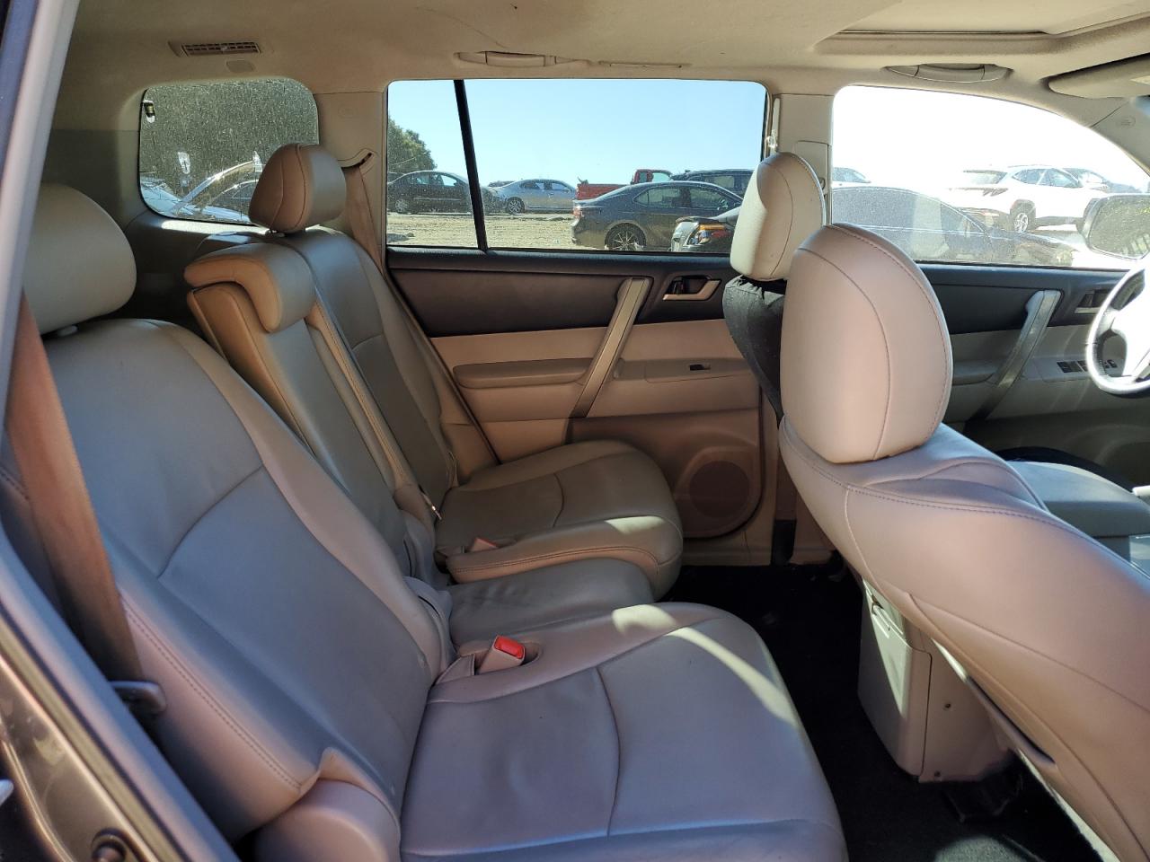 Toyota Highlander Base Image 6