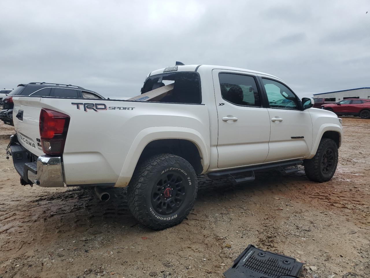 Toyota Tacoma Double Cab Image 3
