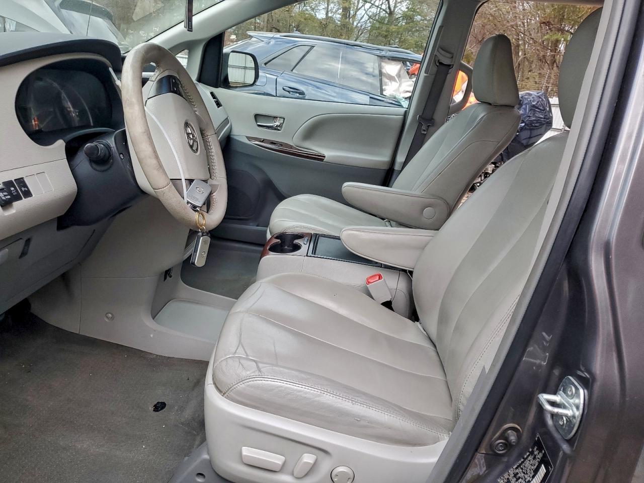 Toyota Sienna Xle Image 6