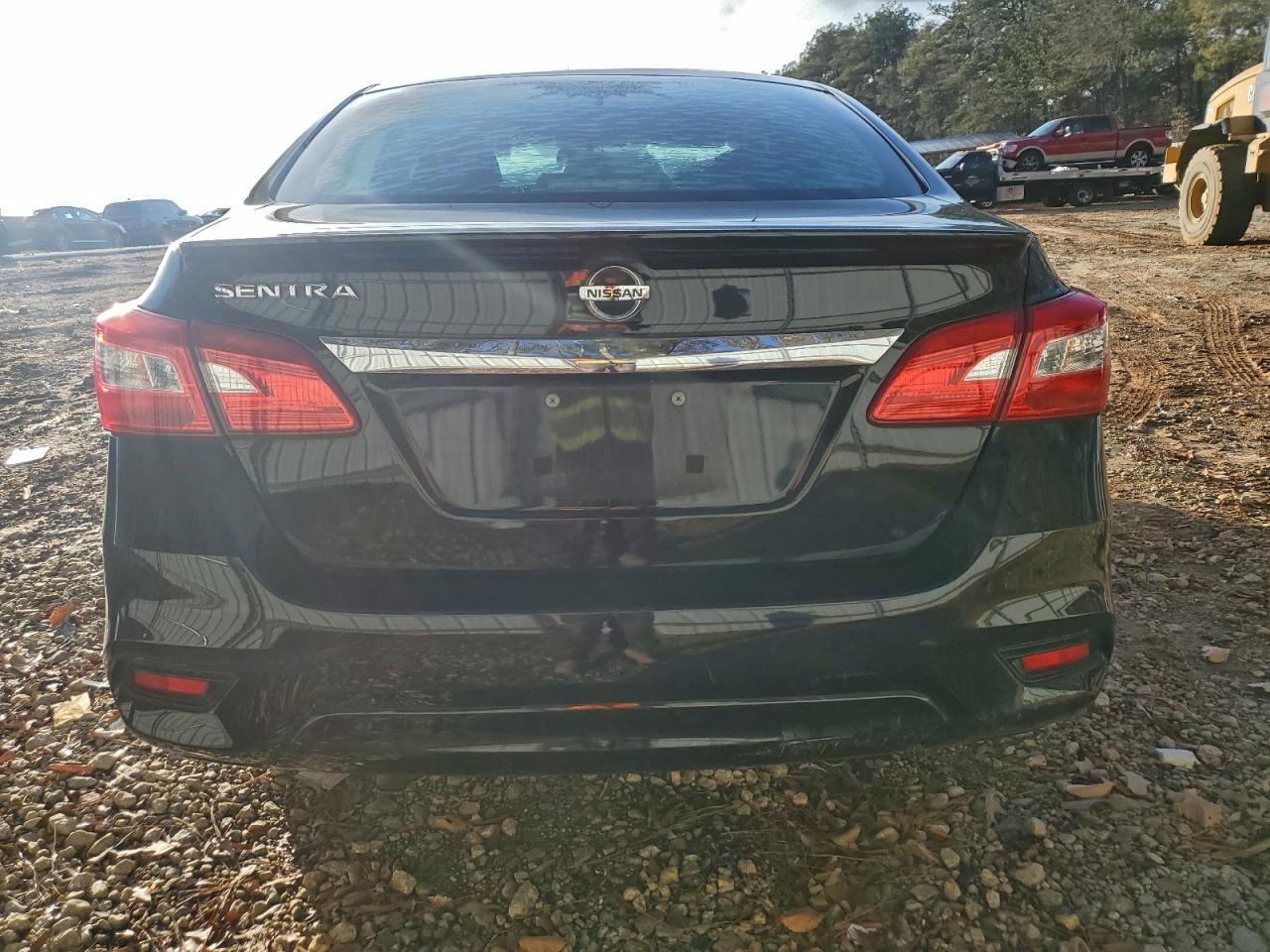 Nissan Sentra S Image 2