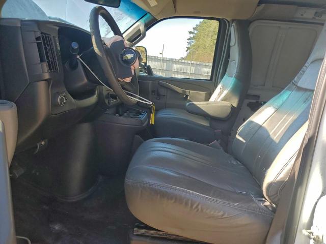 Chevrolet Express Image 12