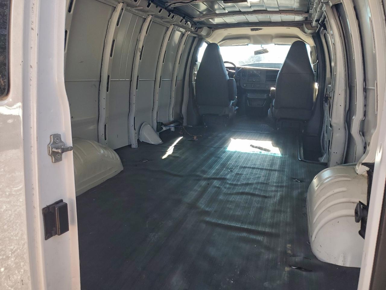 Chevrolet Express Image 10