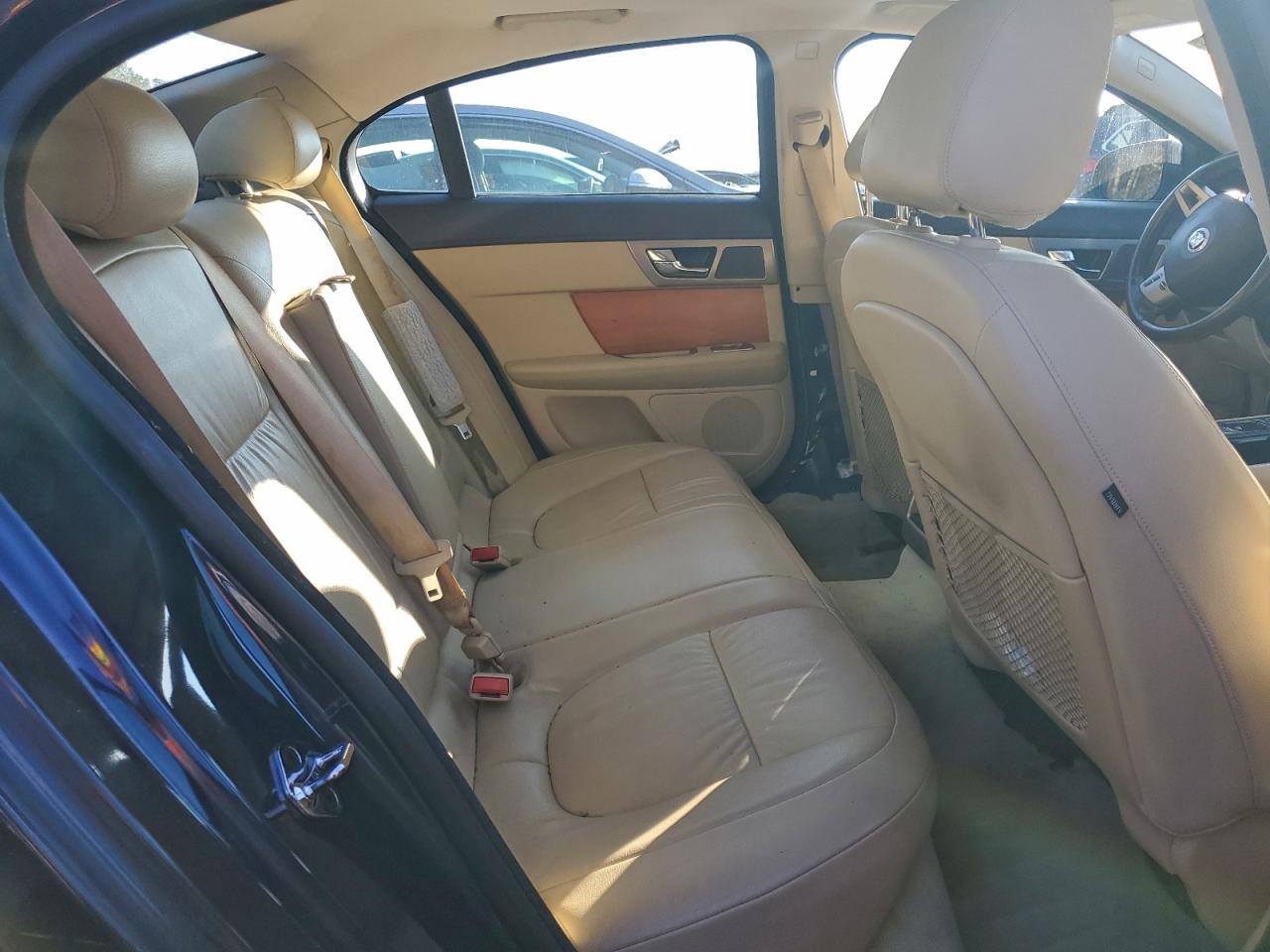 Jaguar XF Luxury Image 9