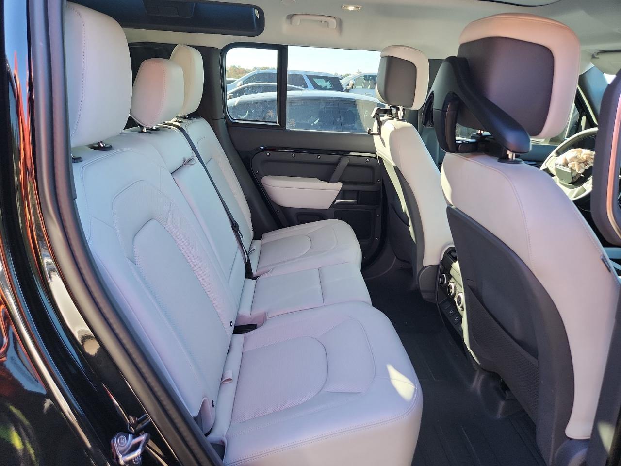 Land Rover Defender 110 S Image 7