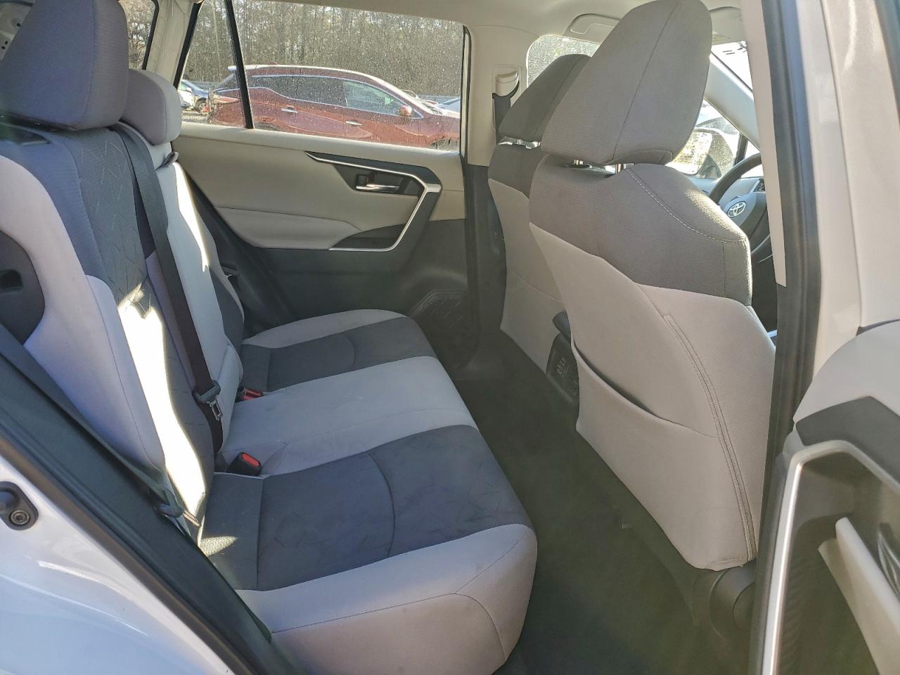 Toyota RAV4 Xle Image 6