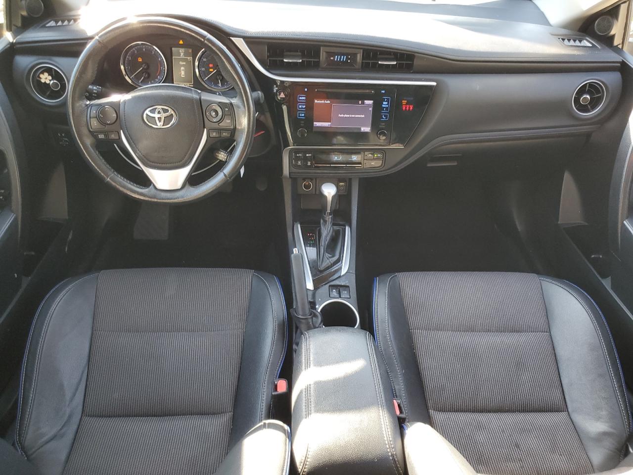 Toyota Corolla L Image 10