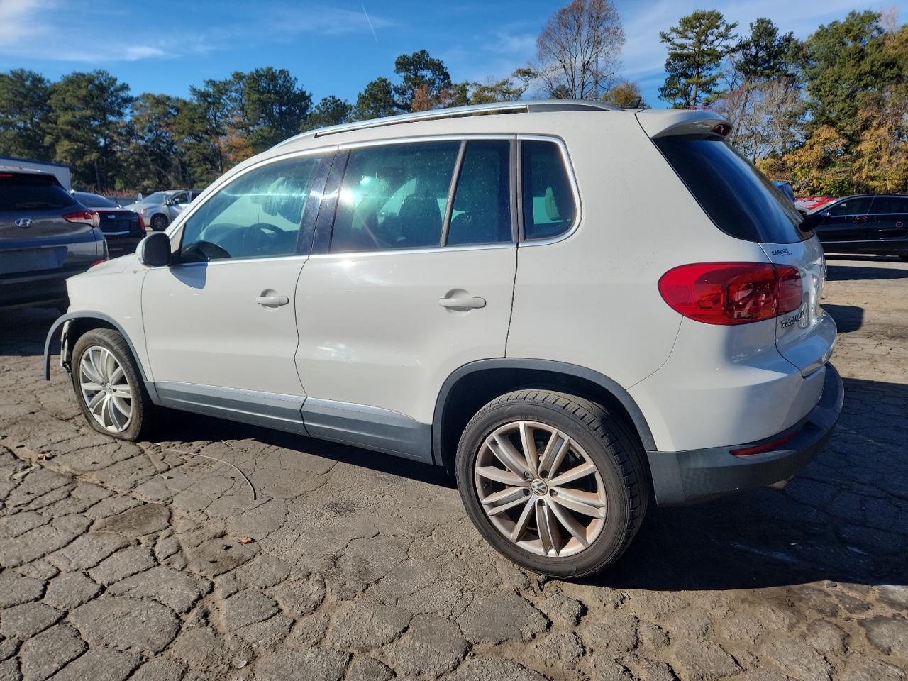 Volkswagen Tiguan S Image 2