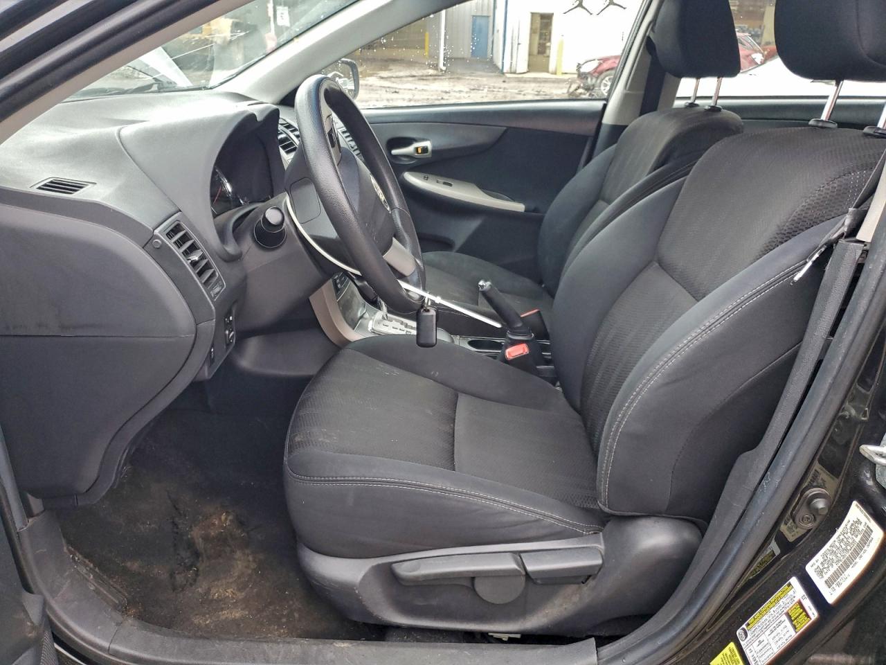 Toyota Corolla Base Image 9