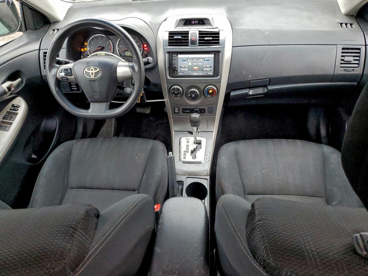 Toyota Corolla Base Image 10