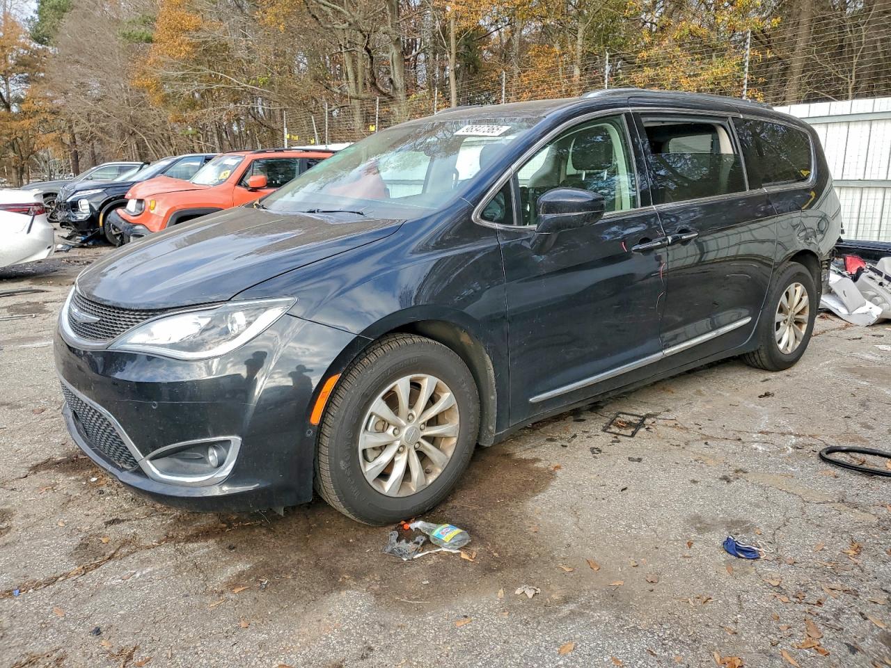 Chrysler Pacifica Touring L Image 1