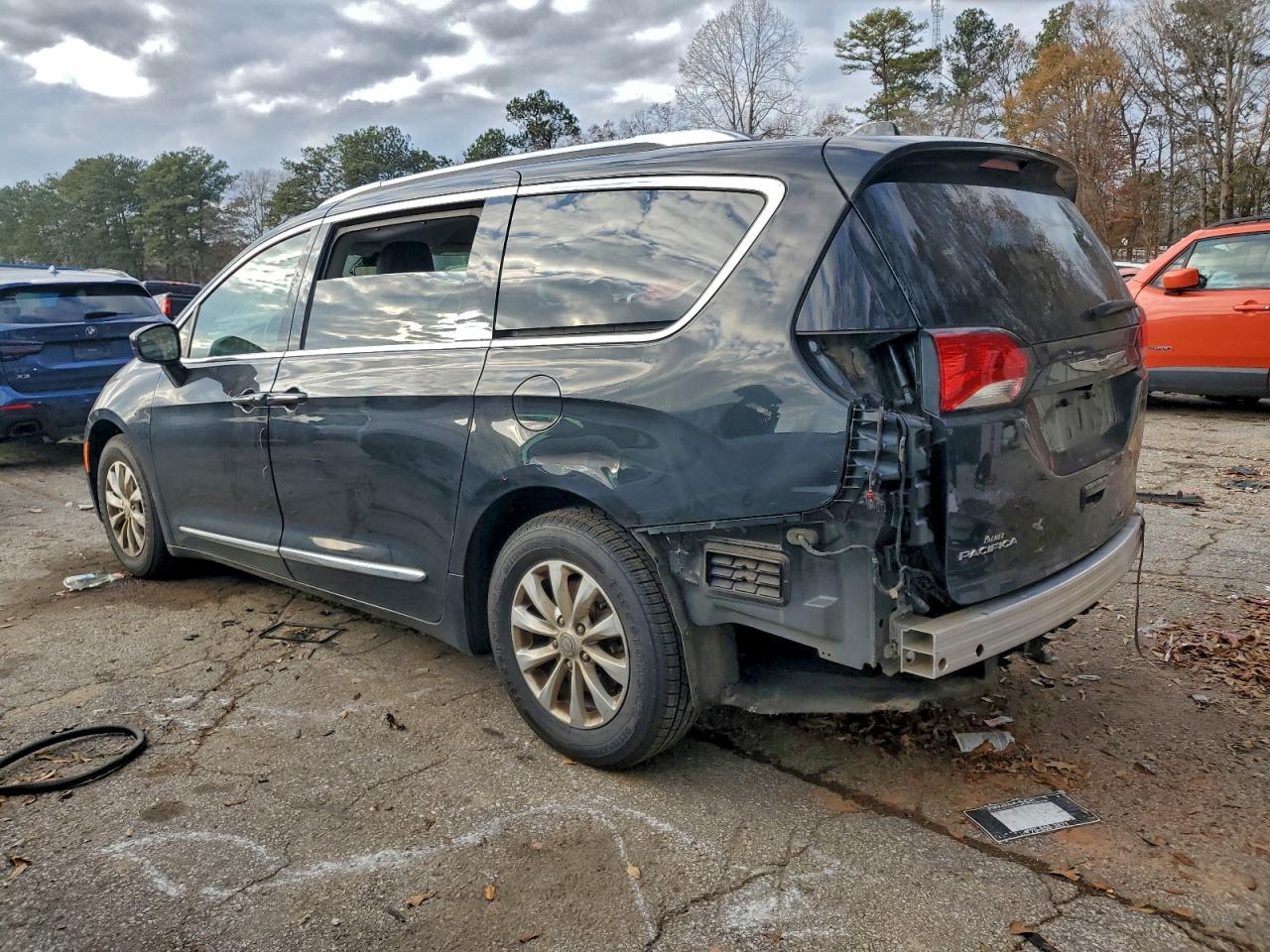 Chrysler Pacifica Touring L Image 14