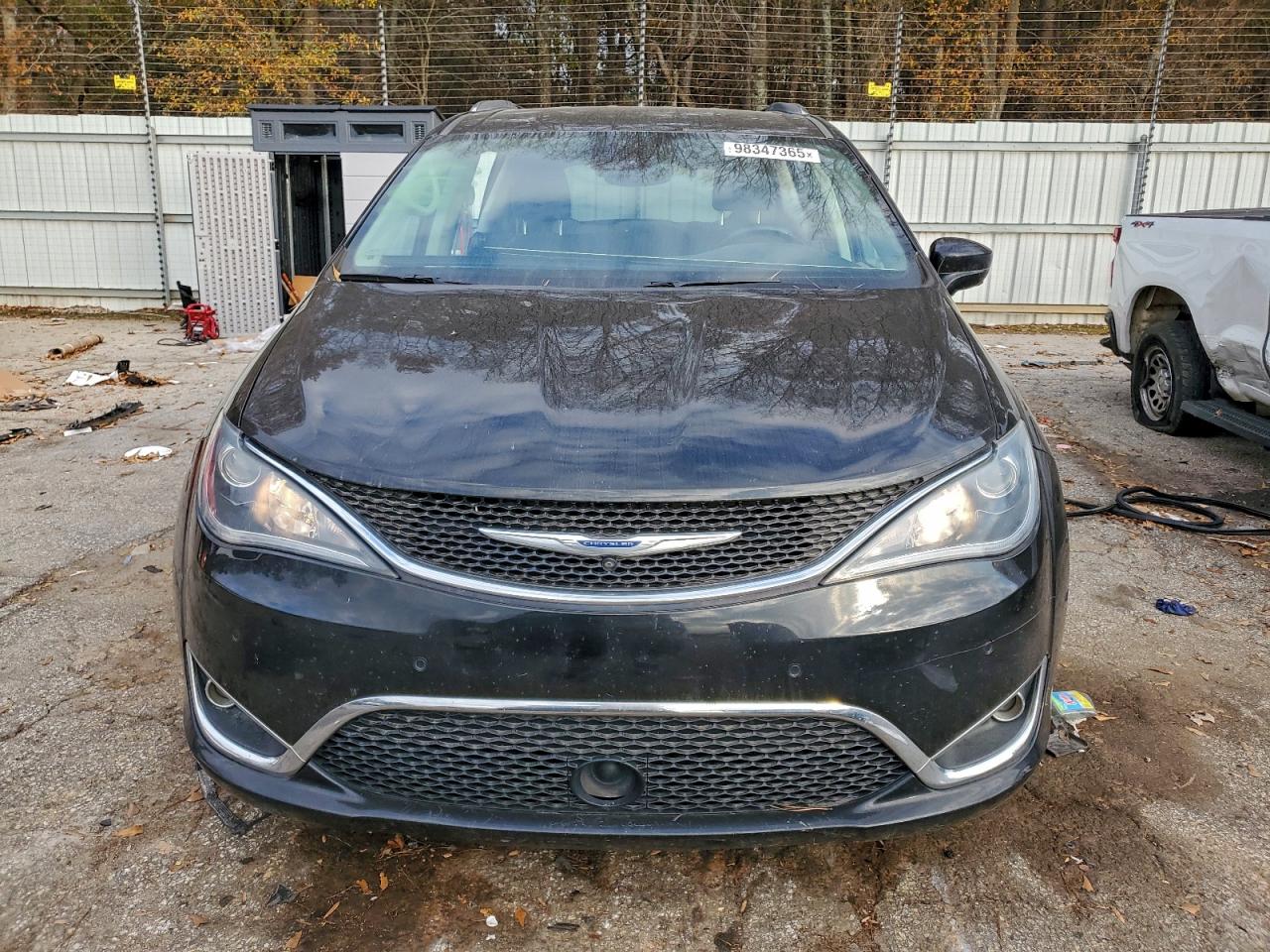 Chrysler Pacifica Touring L Image 3