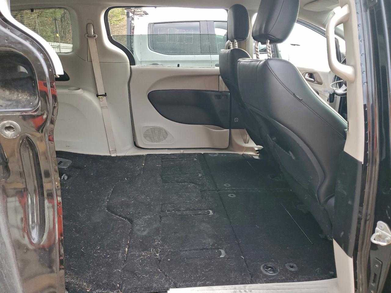 Chrysler Pacifica Touring L Image 2