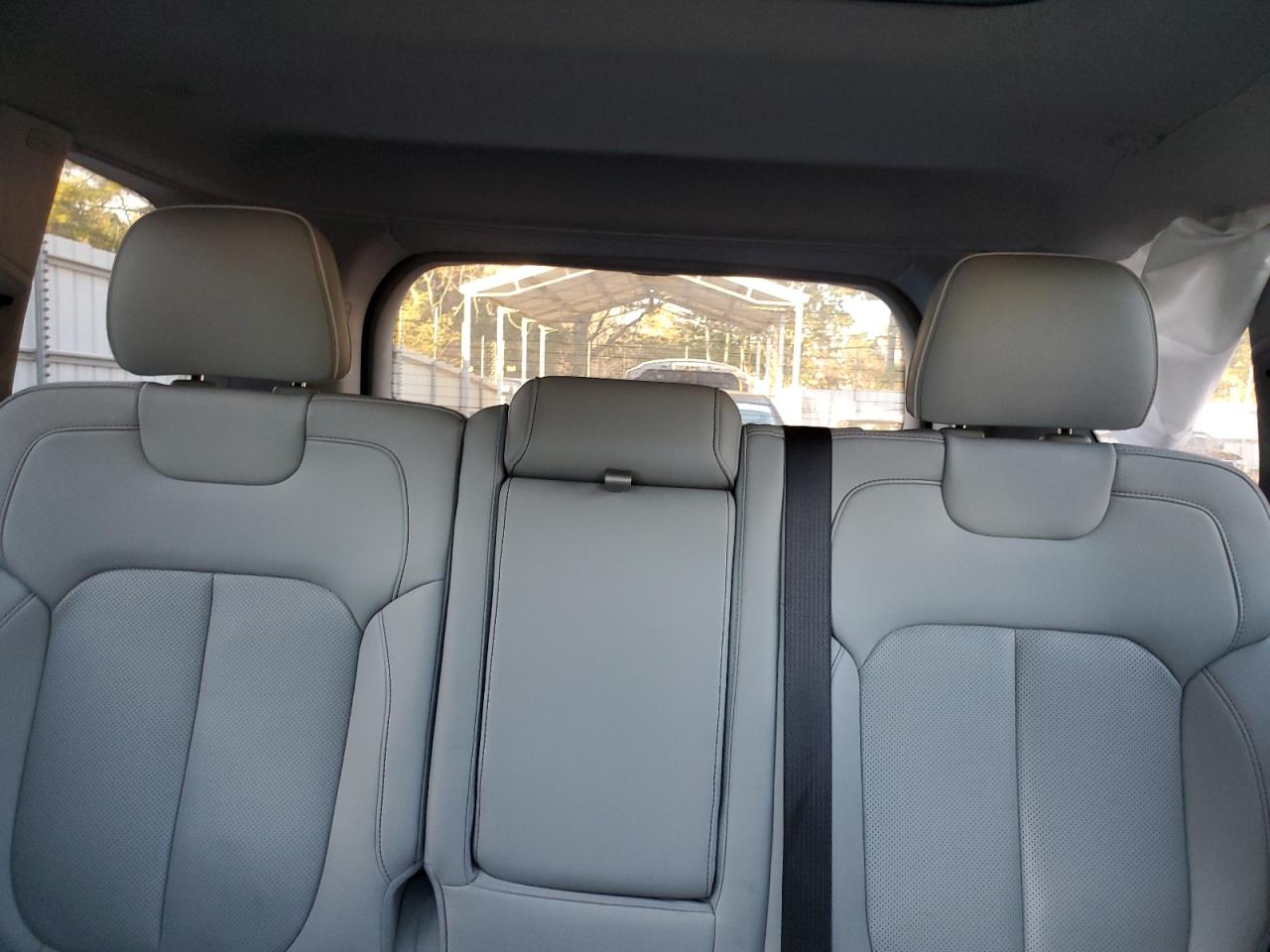 Jeep Grand Cherokee Overland Image 9