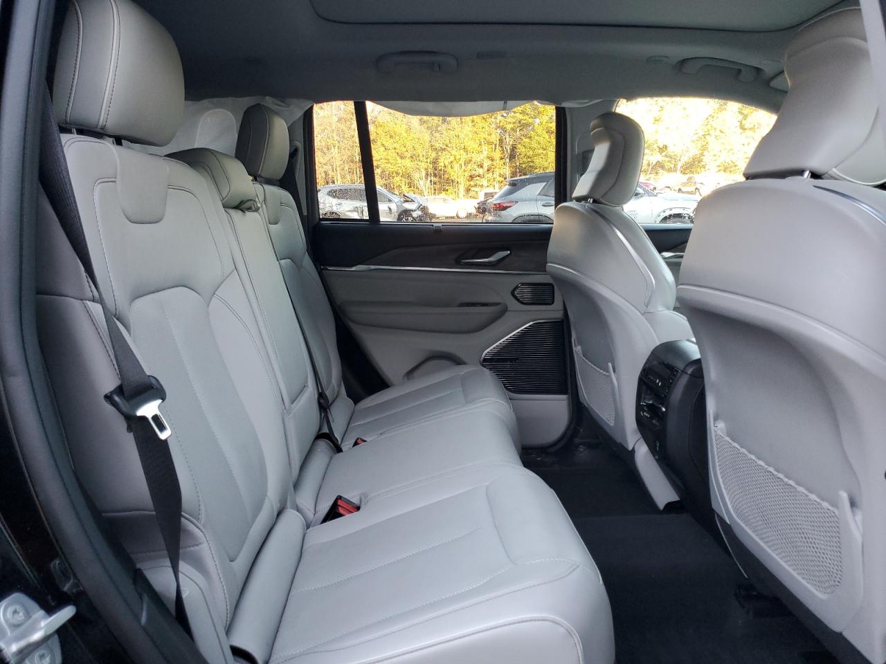 Jeep Grand Cherokee Overland Image 4