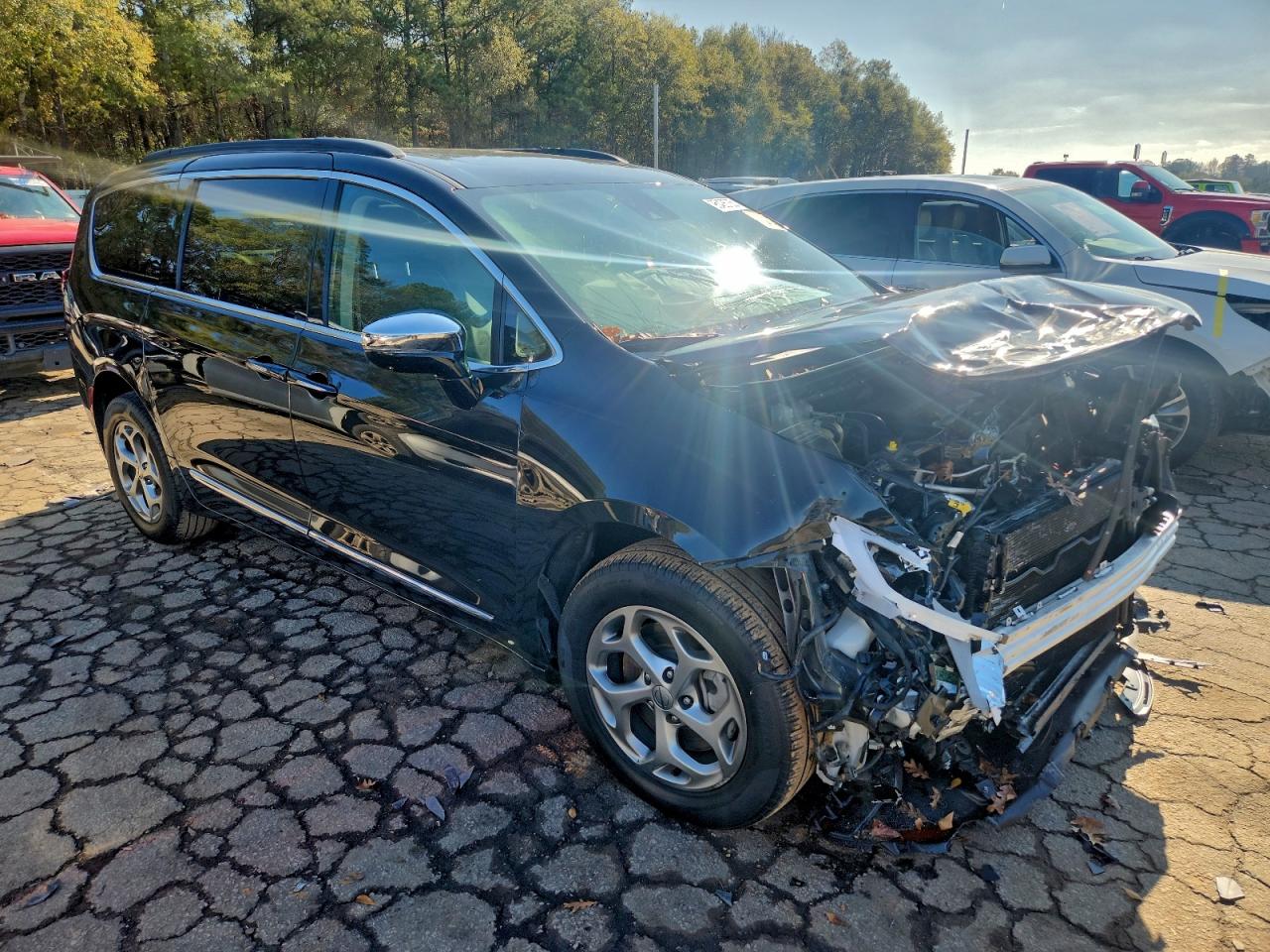 Chrysler Pacifica Limited Image 2