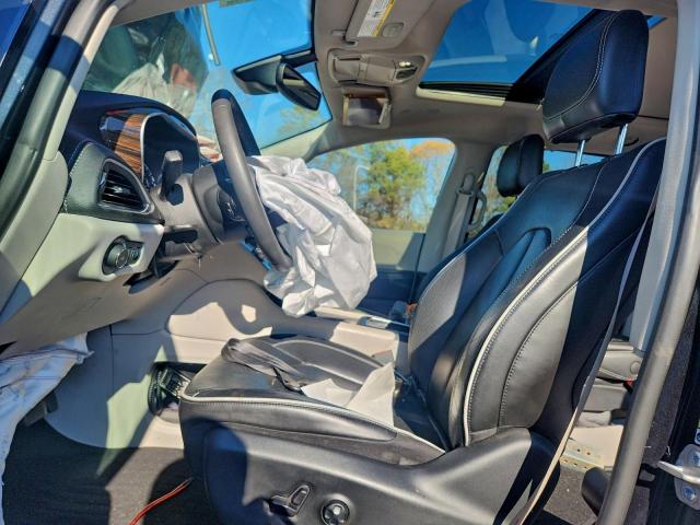 Chrysler Pacifica Limited Image 3