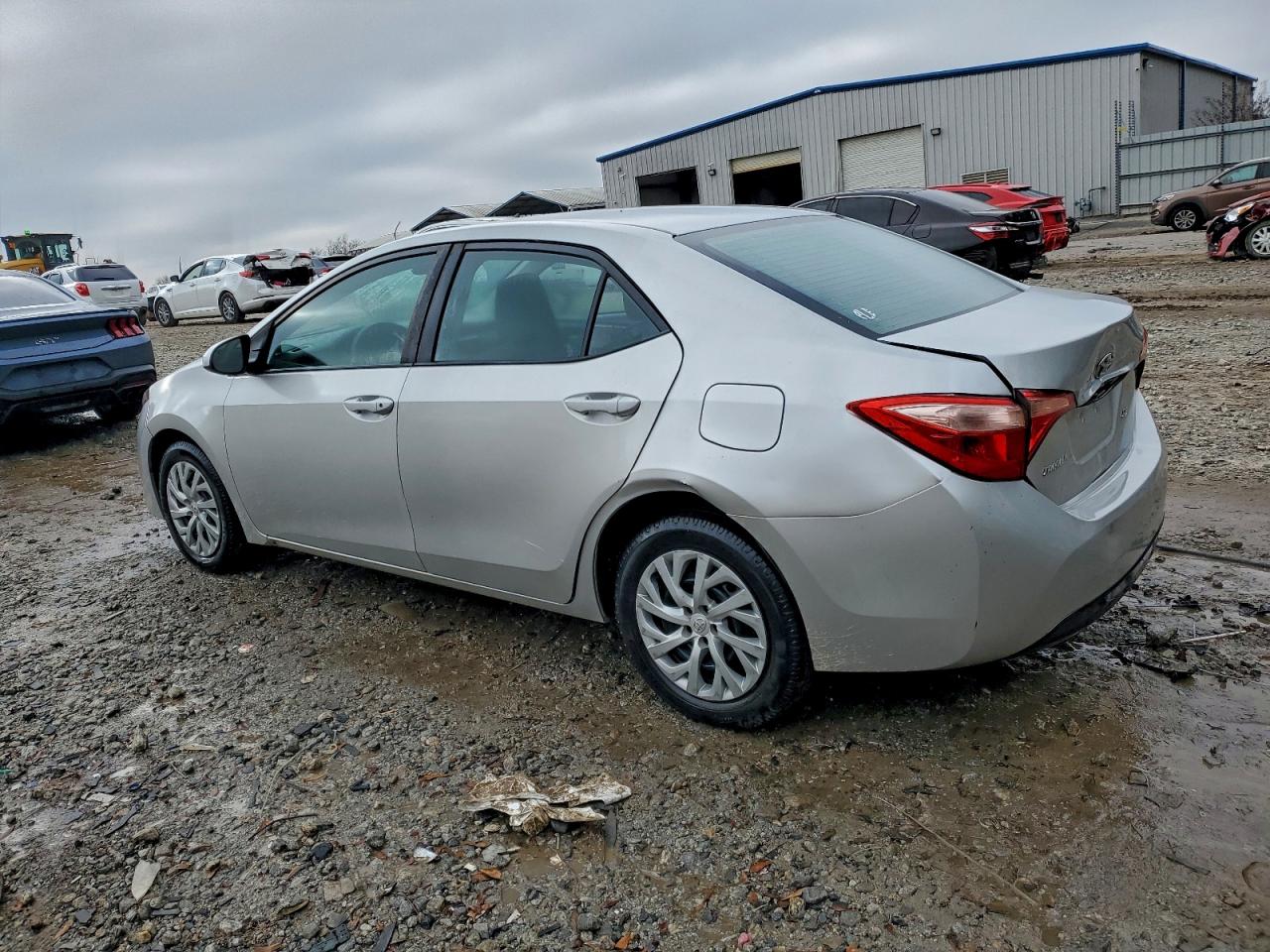 Toyota Corolla L Image 8