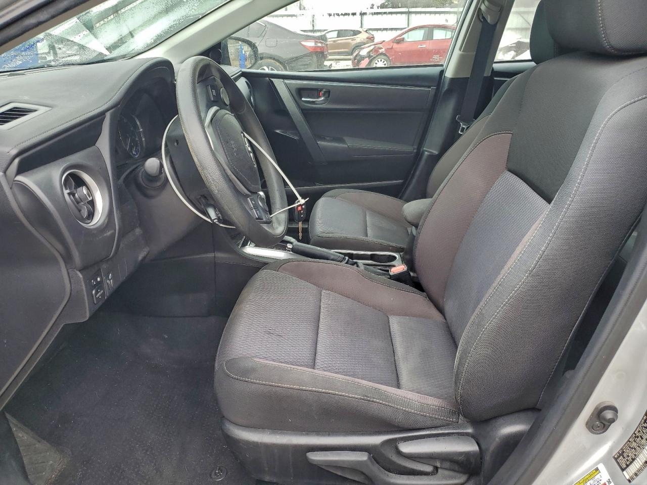 Toyota Corolla L Image 6