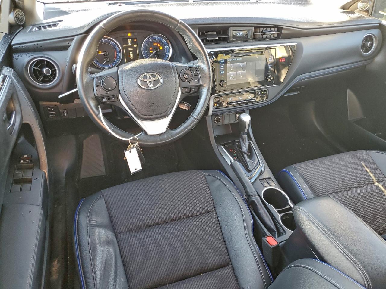 Toyota Corolla L Image 11