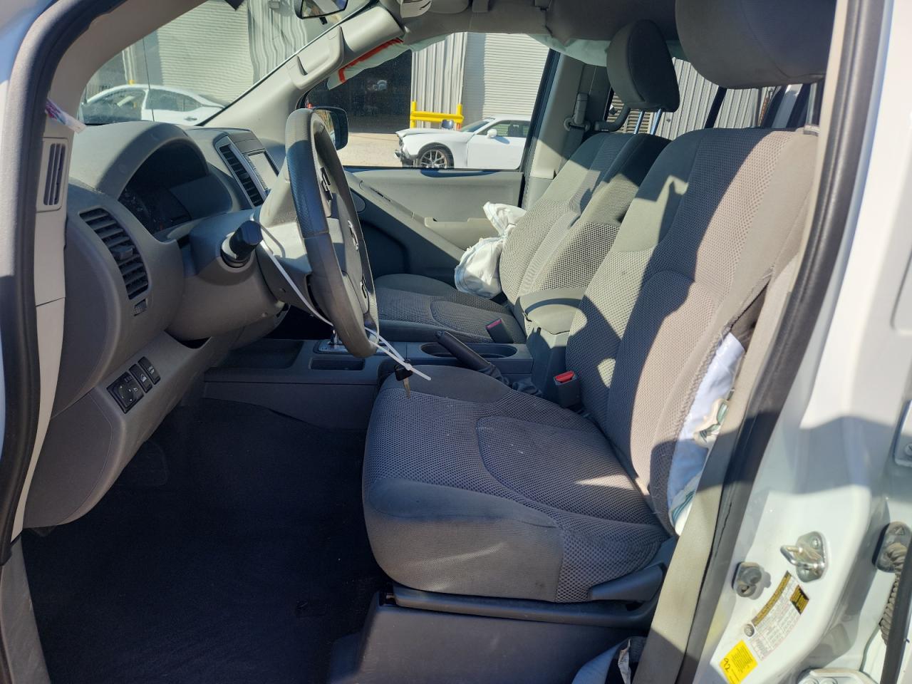 Nissan Frontier S Image 2