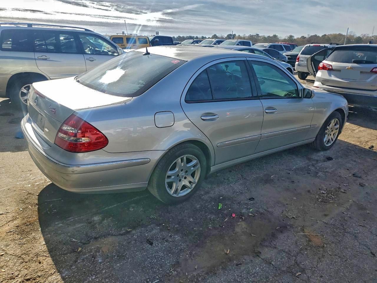 Mercedes-Benz E-Class 320 Image 2