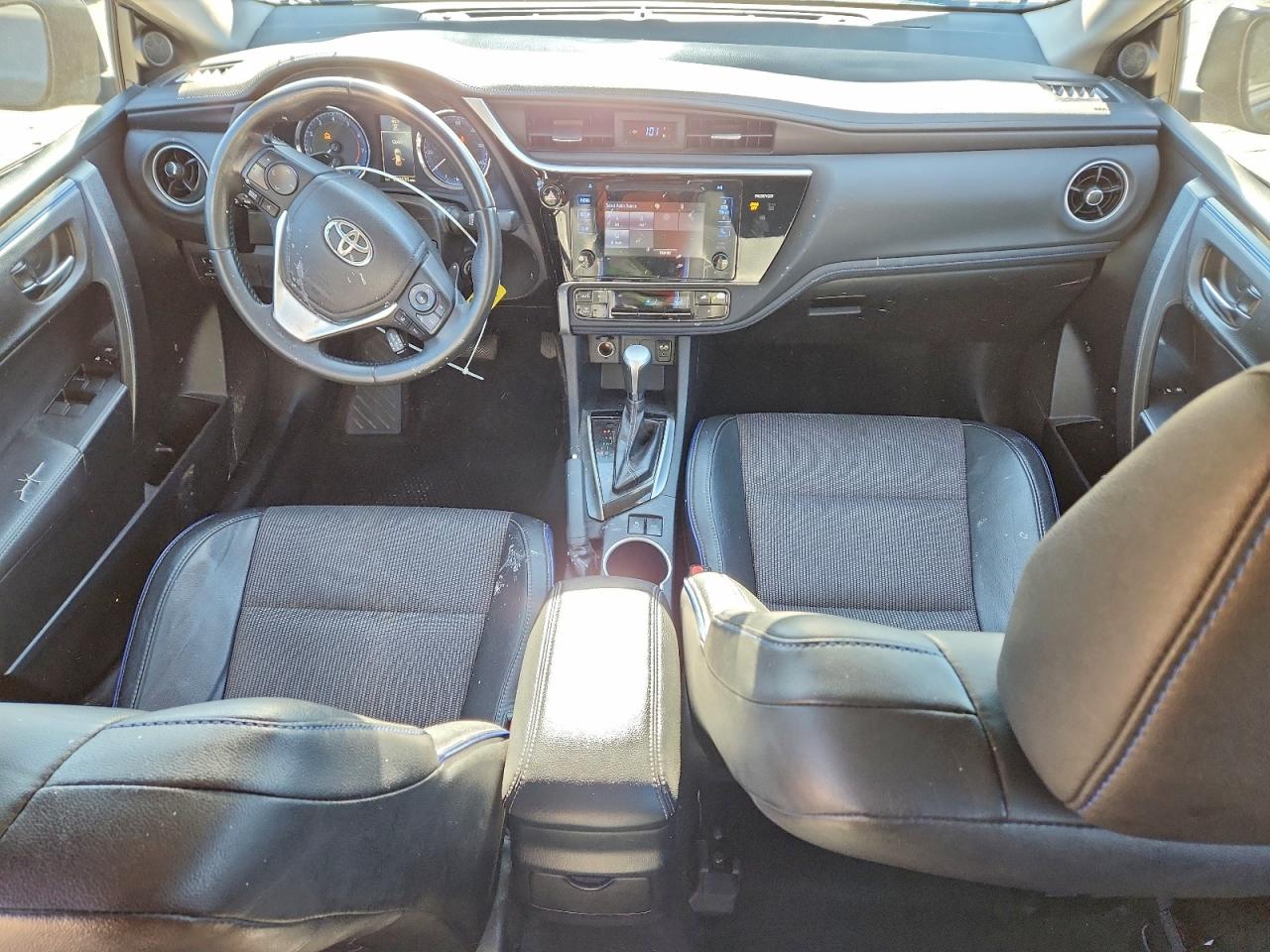 Toyota Corolla L Image 4