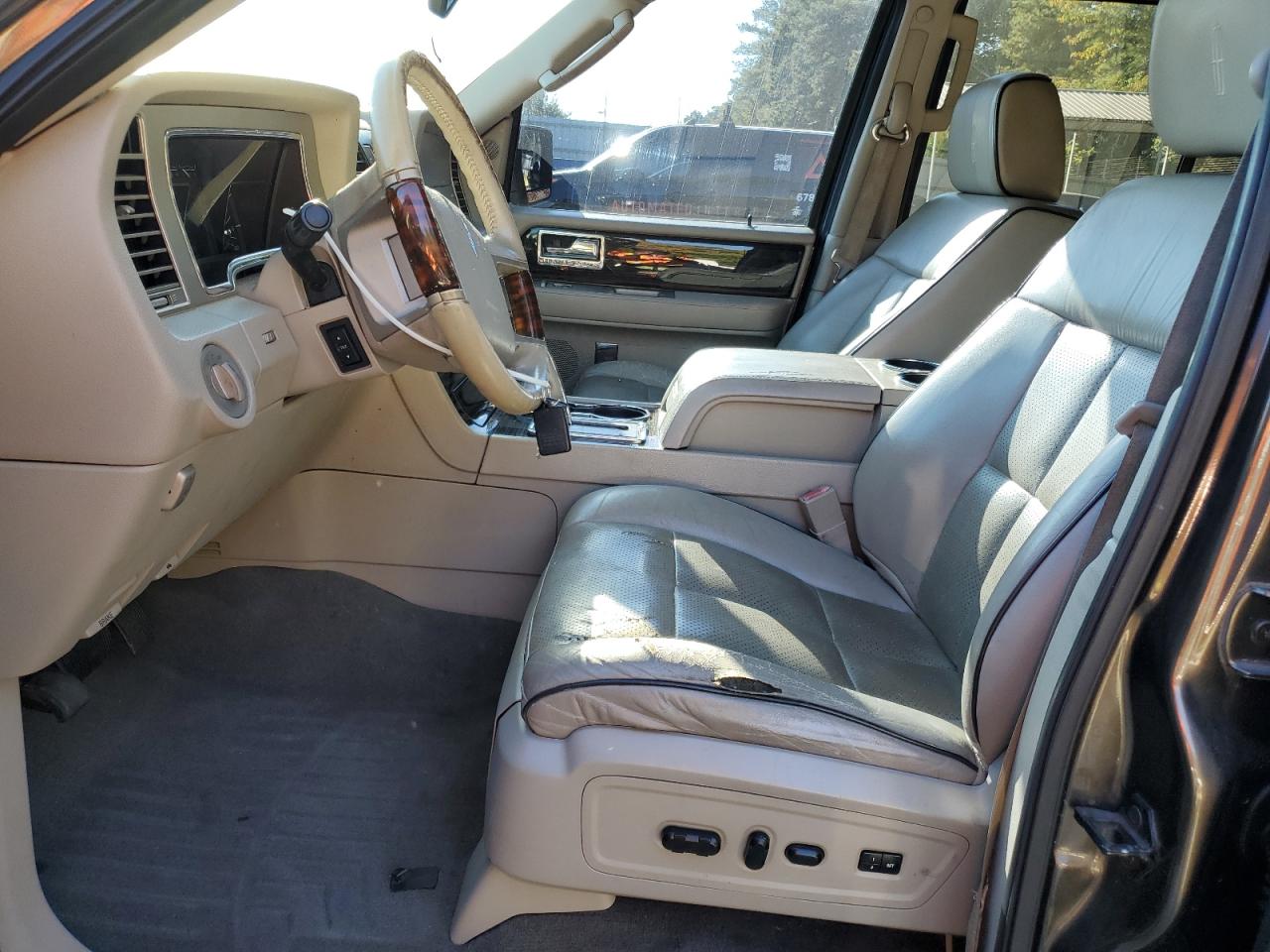 Lincoln Navigator Image 3