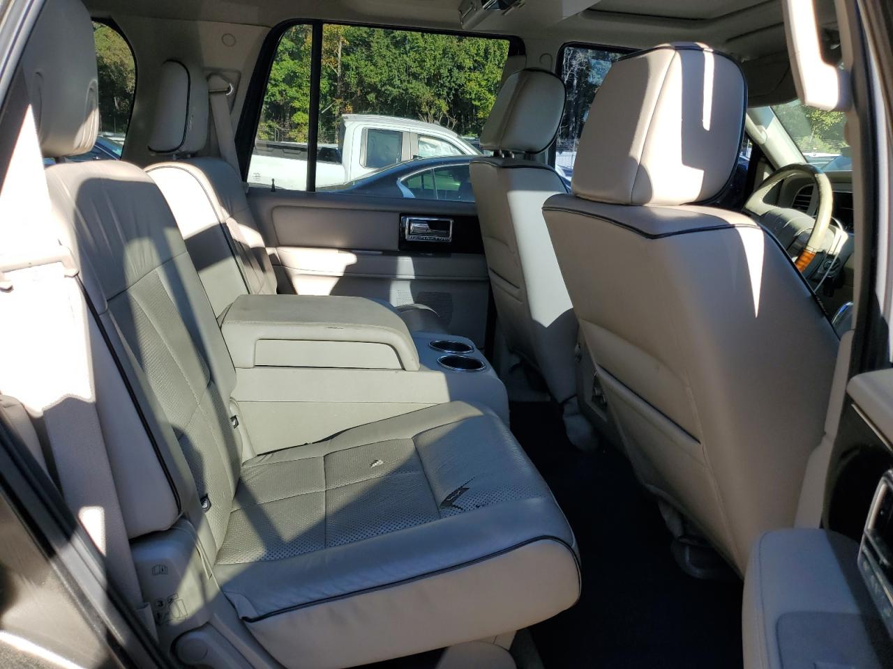 Lincoln Navigator Image 8