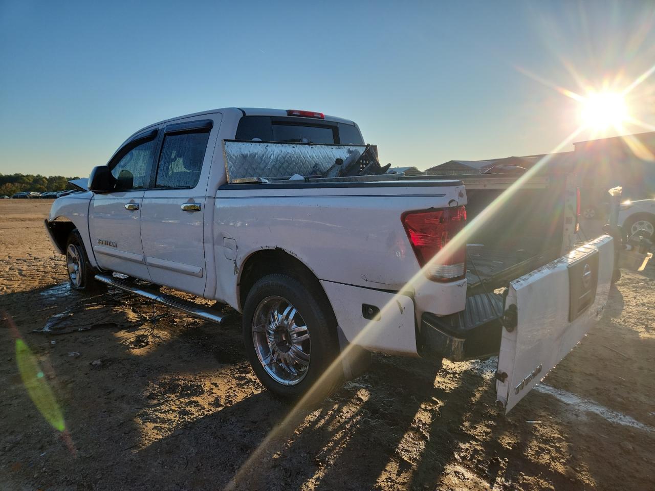 Nissan Titan Xe Image 4
