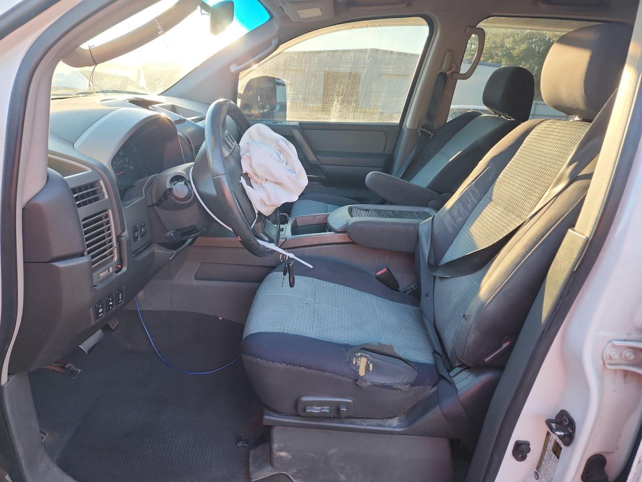 Nissan Titan Xe Image 9