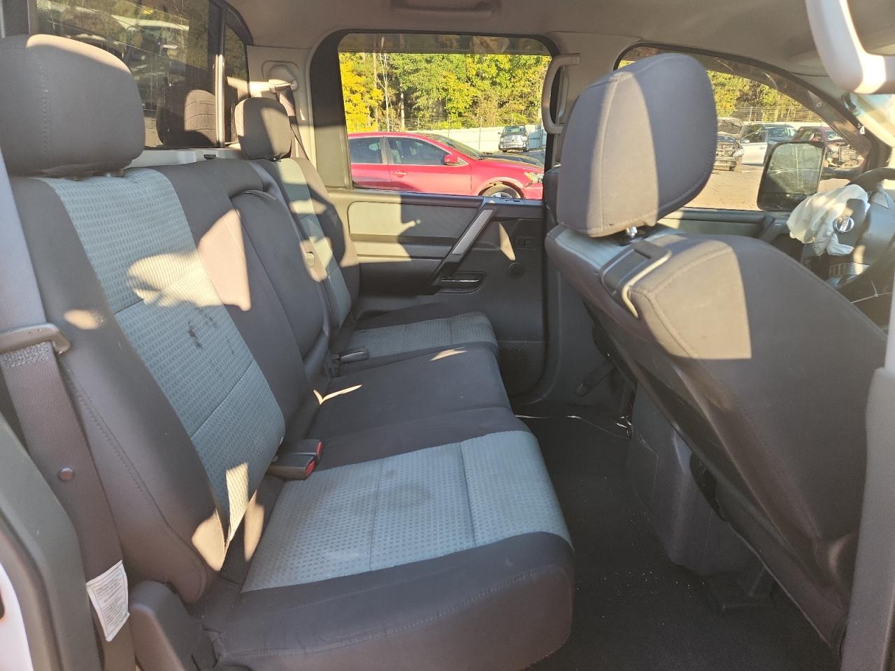 Nissan Titan Xe Image 2