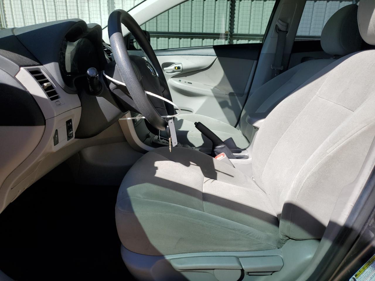 Toyota Corolla Base Image 2