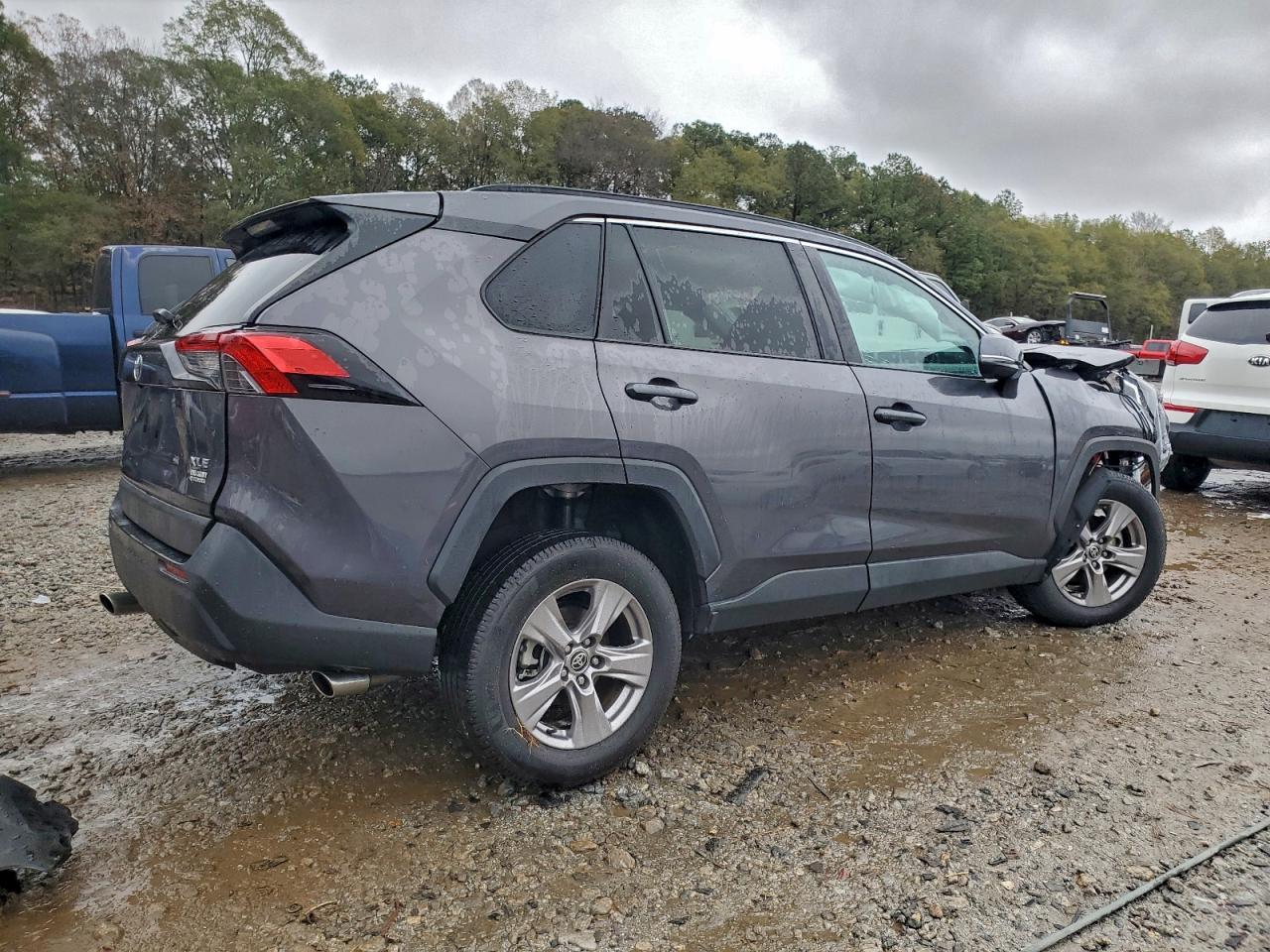 Toyota RAV4 Xle Image 3