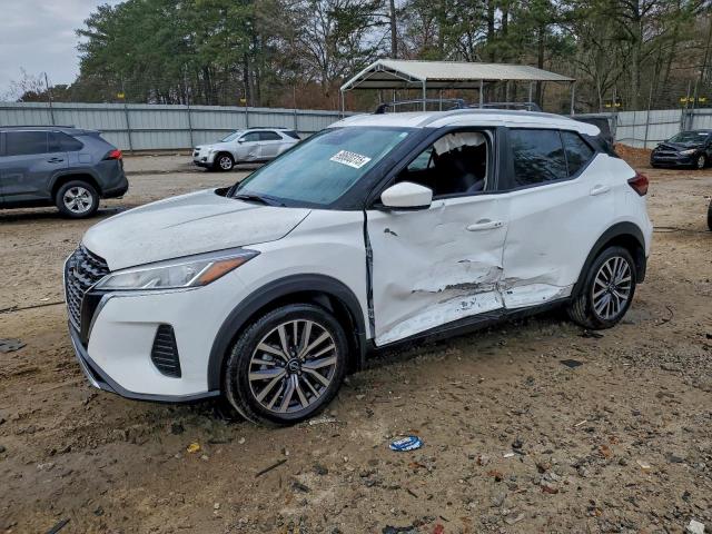  Salvage Nissan Kicks