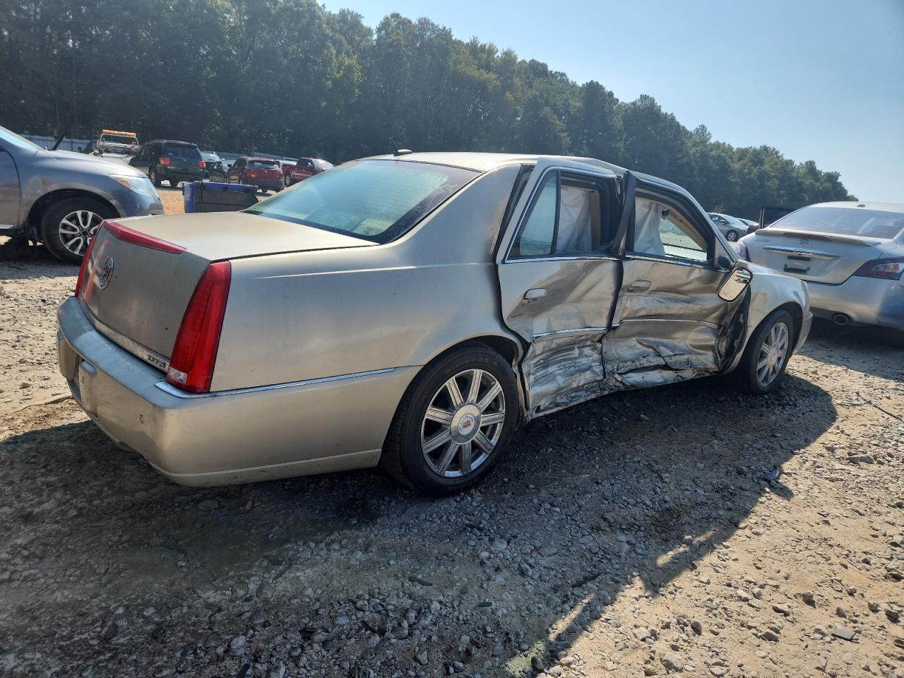 Cadillac DTS Image 3