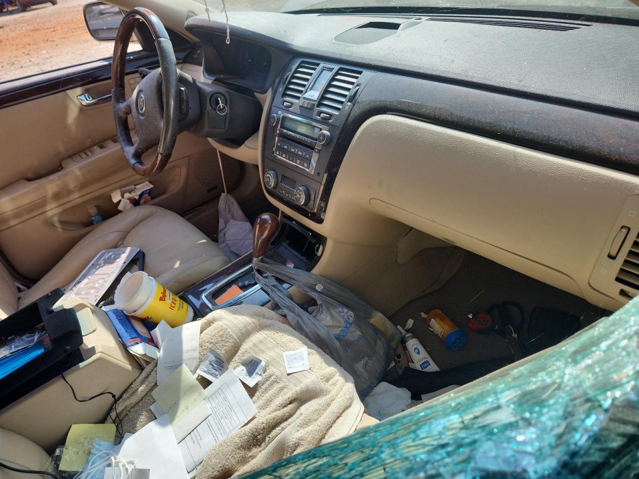 Cadillac DTS Image 4