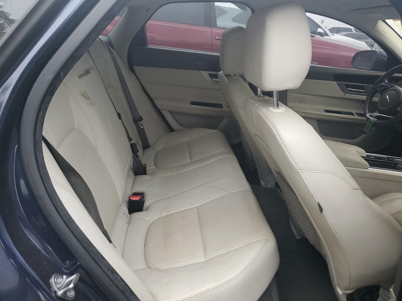 Jaguar XF Prestige Image 10