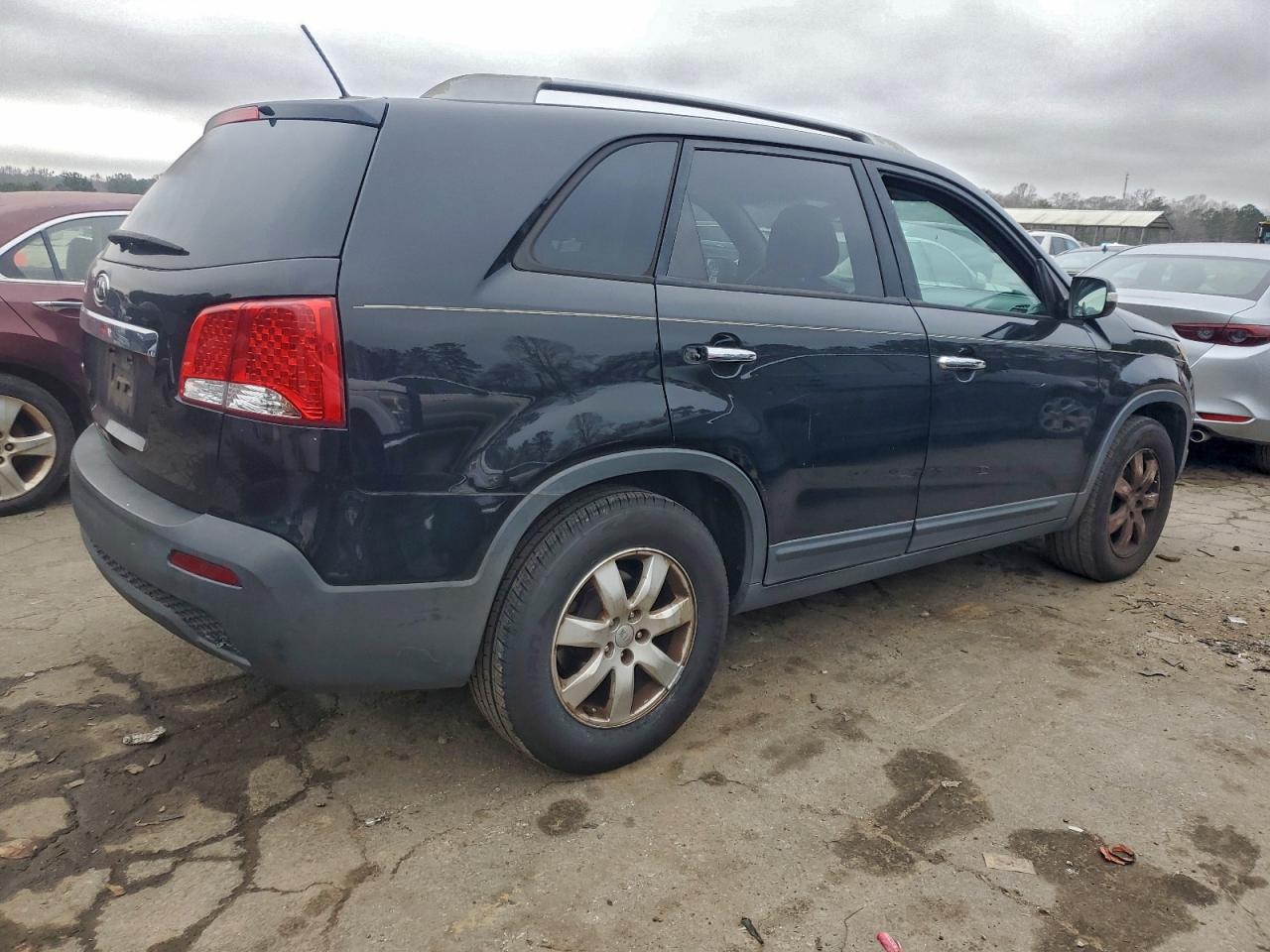 Kia Sorento Base Image 10