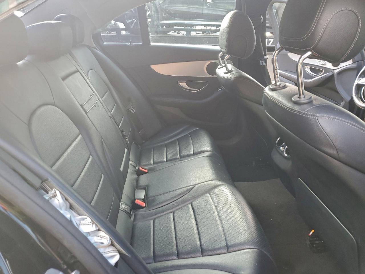 Mercedes-Benz C-Class 300 Image 9