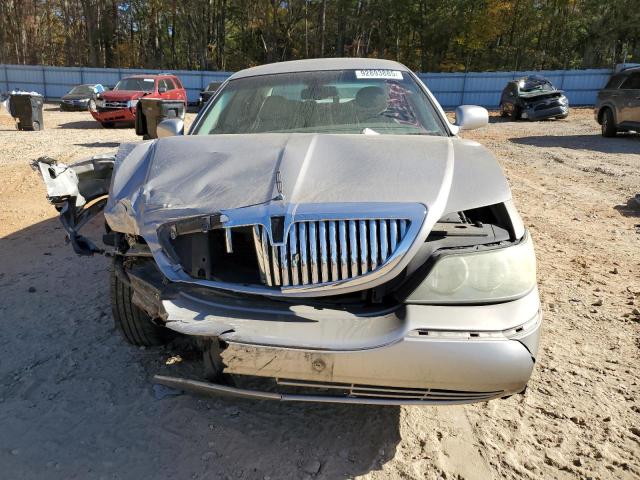 Lincoln Towncar Signature Image 9