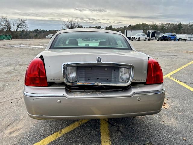 Lincoln Towncar Signature Image 10