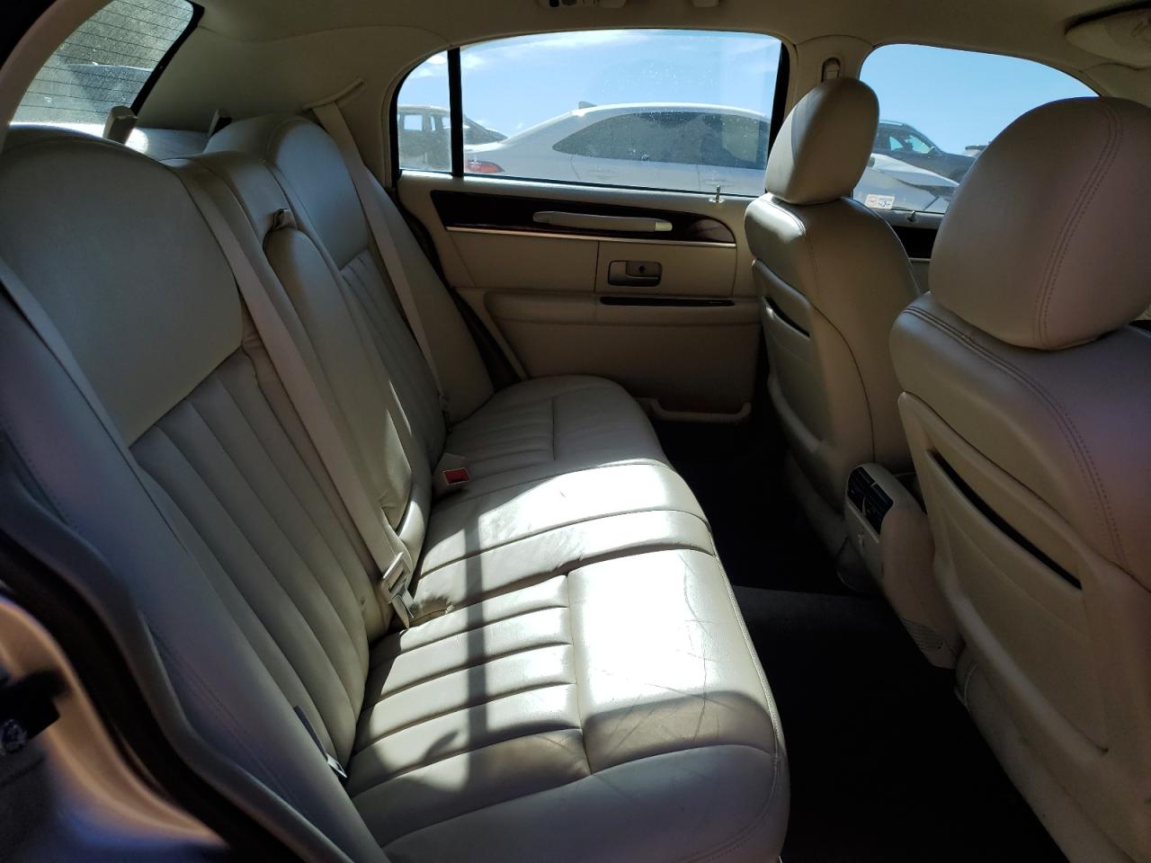 Lincoln Towncar Signature Image 3