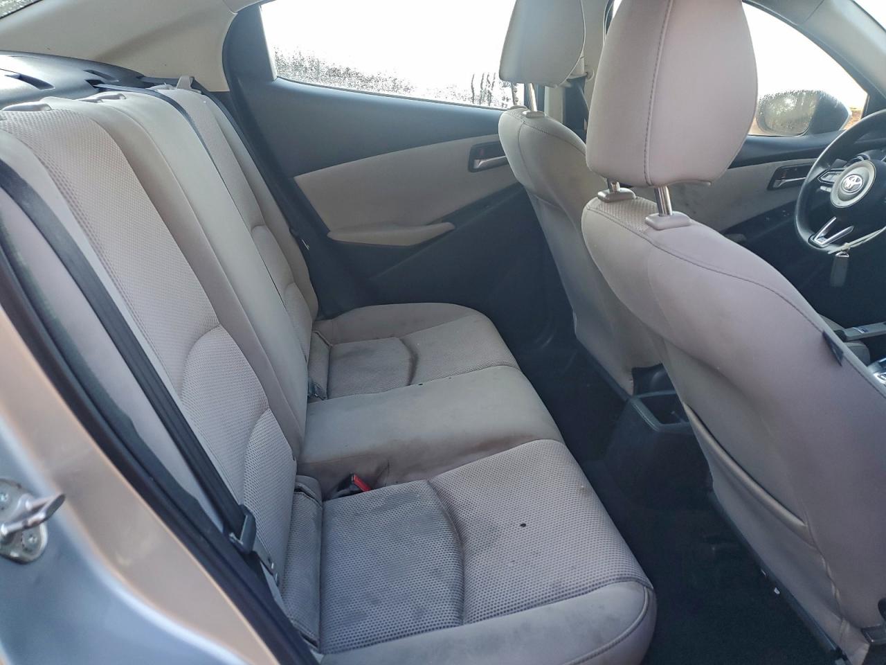 Toyota Yaris L Image 9