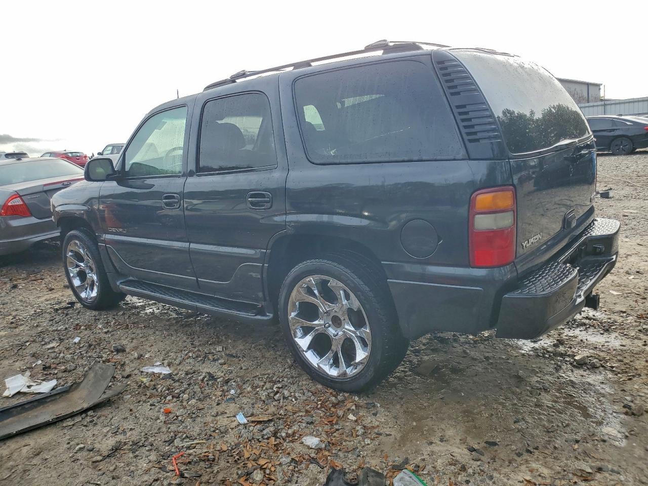 GMC Yukon Denali Image 2