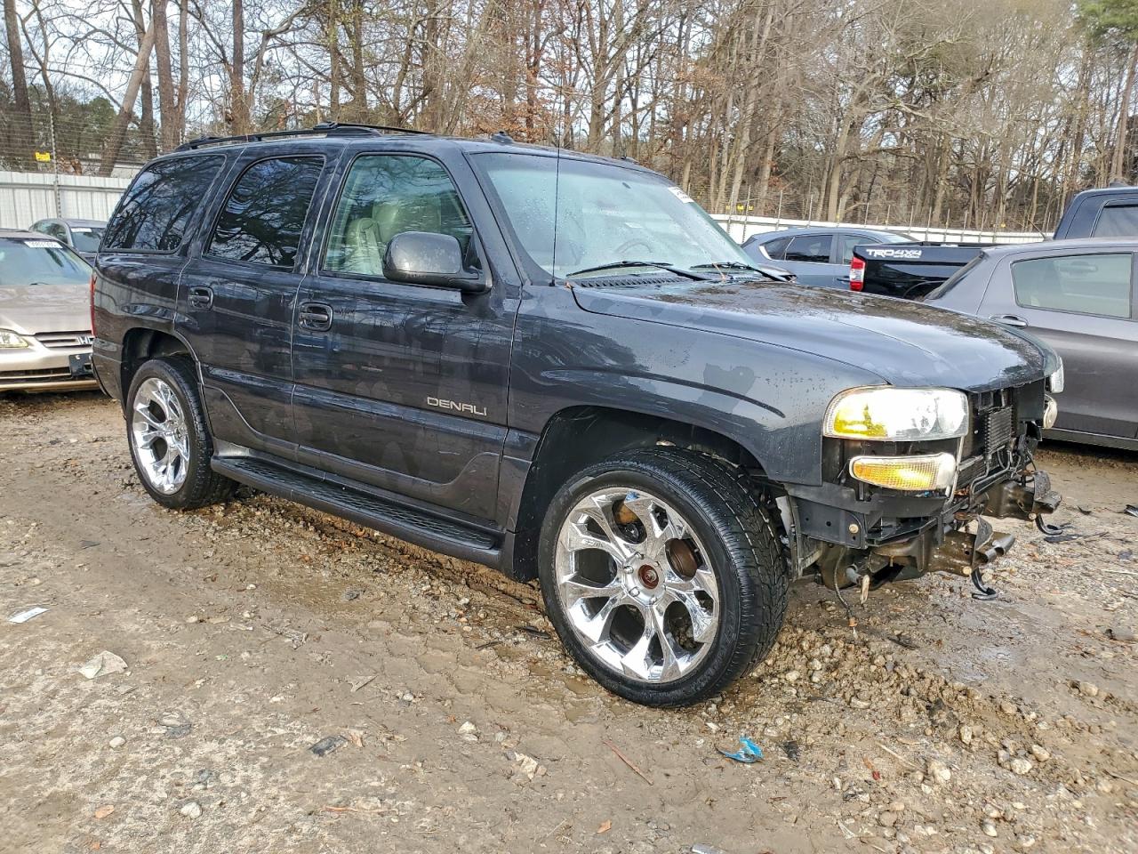GMC Yukon Denali Image 8