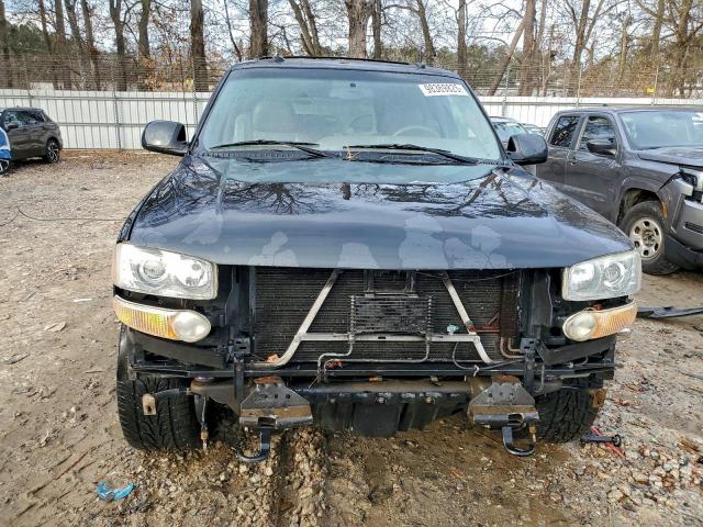 GMC Yukon Denali Image 13