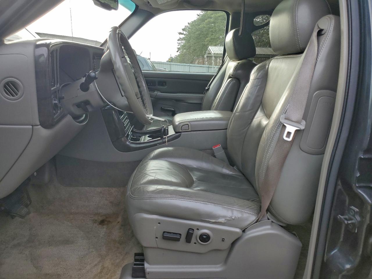 GMC Yukon Denali Image 9